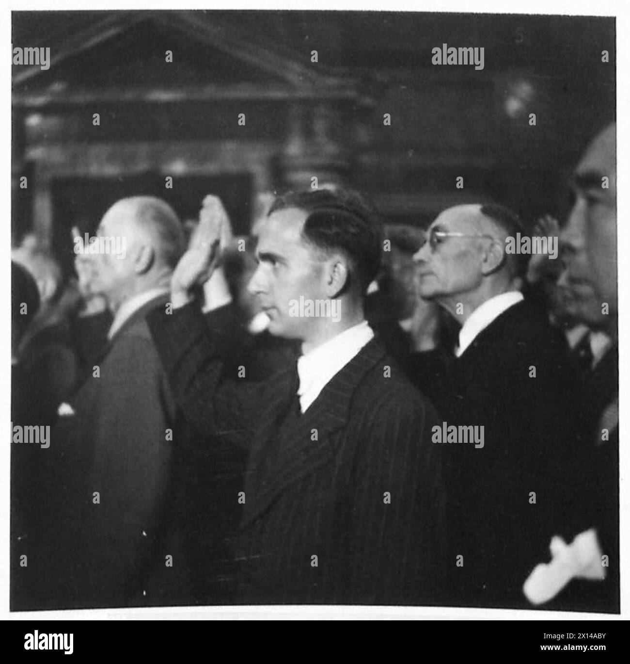 I membri tedeschi dell'ordine degli avvocati prestano giuramento durante l'apertura dei tribunali di giustizia nella Germania post-bellica, segnando un passo nel ripristino delle istituzioni legali sotto l'esercito britannico del Reno. Foto Stock