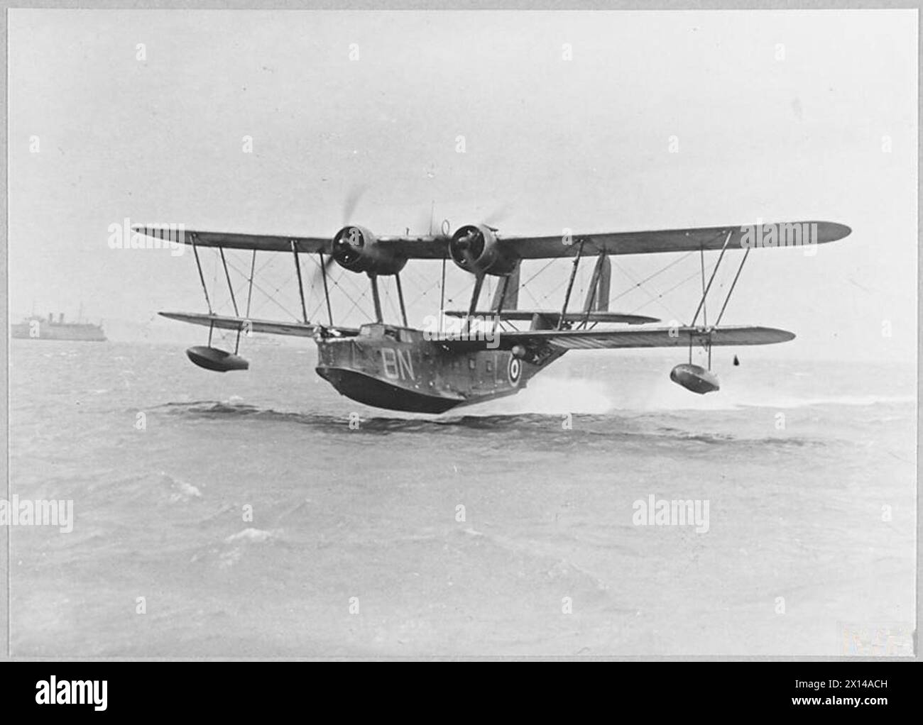 Fotografia che mostra un velivolo Vickers Supermarine "Stranrae" che decolla per il servizio di pattuglia convogli dalla Royal Air Force. Foto Stock