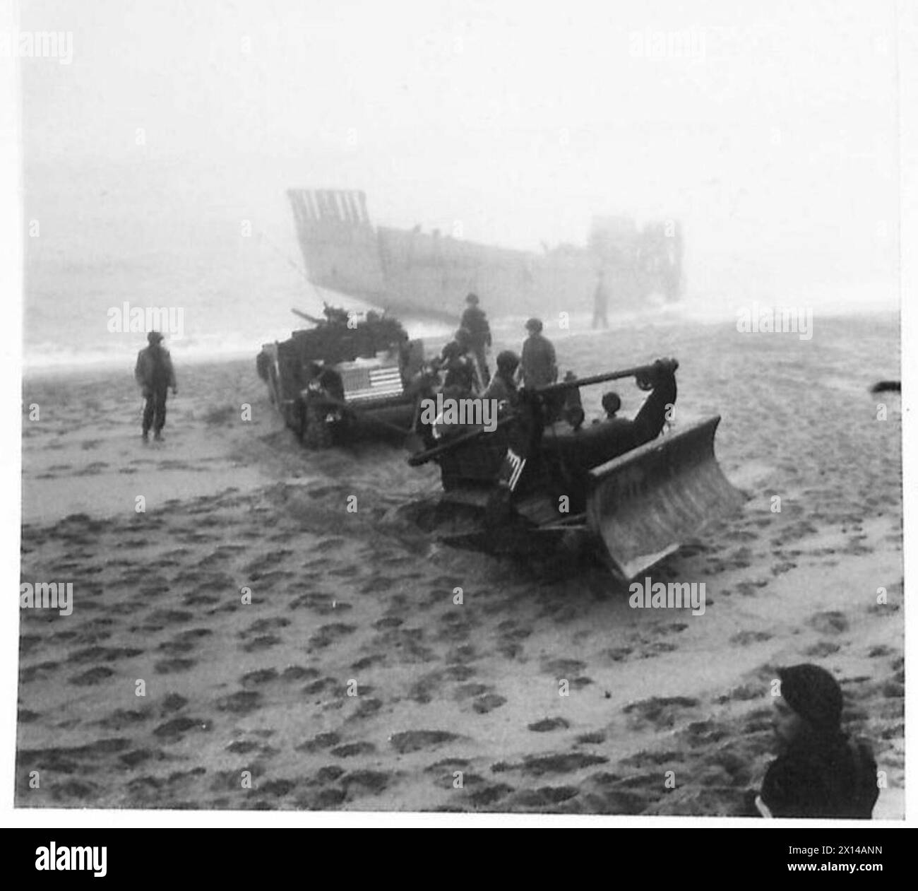 Un bulldozer assistette un cacciacarri M3 Gun Motor Carriage da 75 mm della US 34th Infantry Division sulla sabbia dopo essere atterrato sulla spiaggia di Surcouf, 20 miglia ad est di Algeri il 9 novembre 1942. Foto Stock