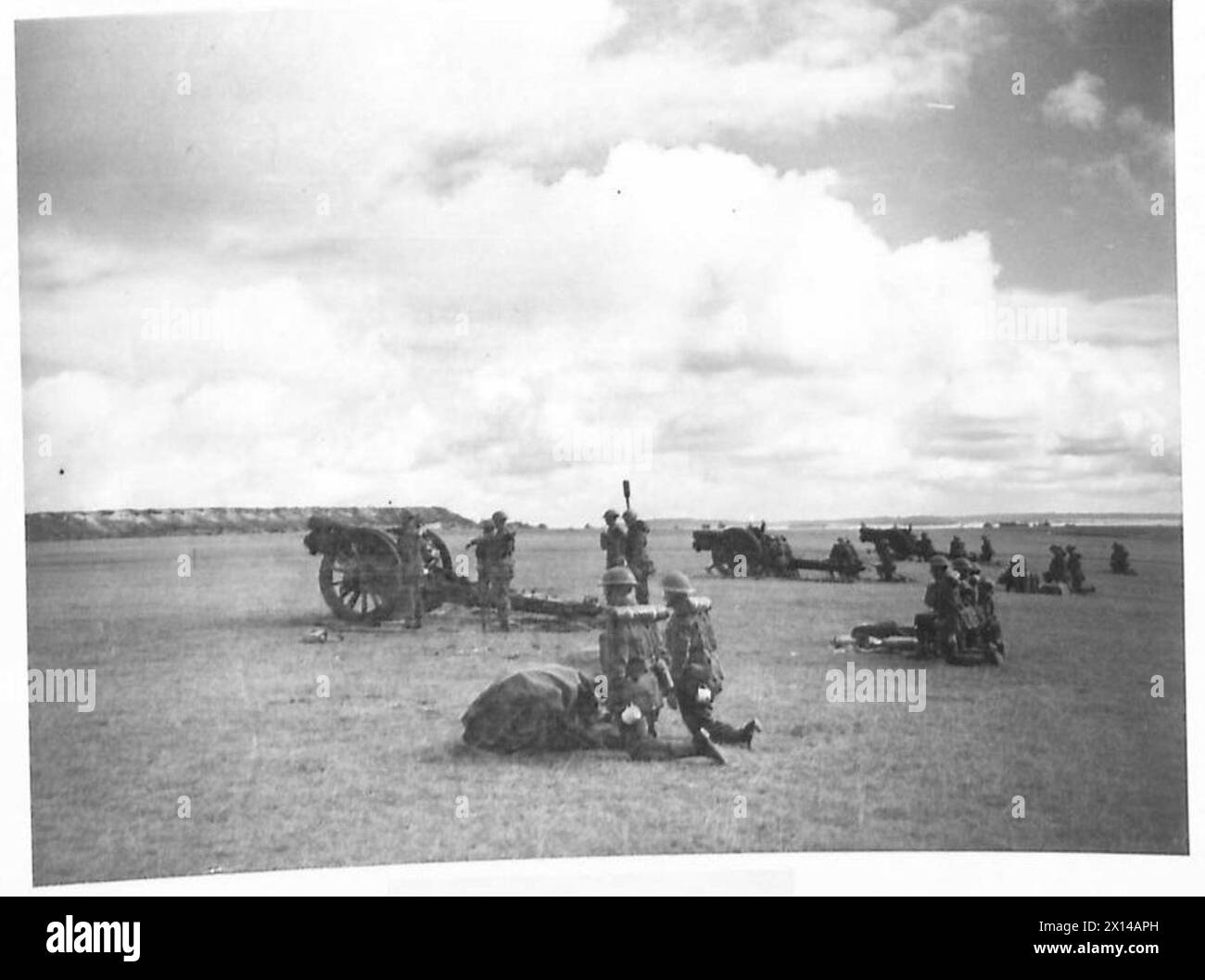 Una batteria d'artiglieria è in azione, dimostrando le tecniche di dispiegamento rapido e di tiro in un'esercitazione militare. Foto Stock