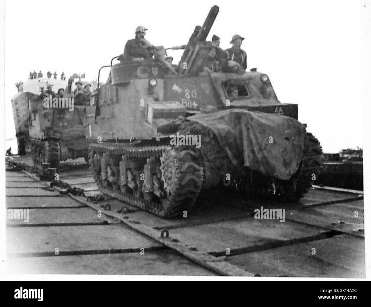 I cannoni semoventi S.P. Priest del 22/24 Field Regiment, Royal Artillery, sbarcano a terra al largo di un ponte a sud di Roma, Italia. Foto Stock