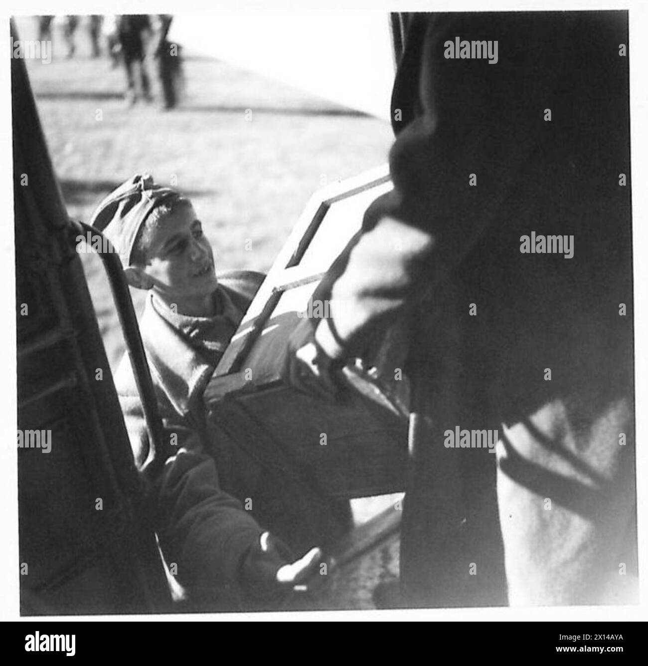 Le truppe partigiane in Jugoslavia scaricano uno dei tre aerei da trasporto che trasportano razioni, casse di cannoni Bren e razzi per gli aerei che sparano a razzo. Gli oggetti che assomigliano a conchiglie sono le teste esplosive per i razzi. Foto Stock