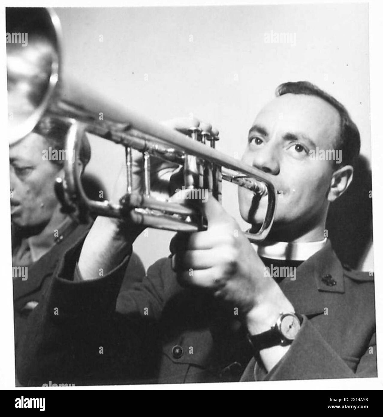 UFFICIALI MUSICISTI - maggiore il Rev. P.W. Cato con la sua tromba British Army Foto Stock