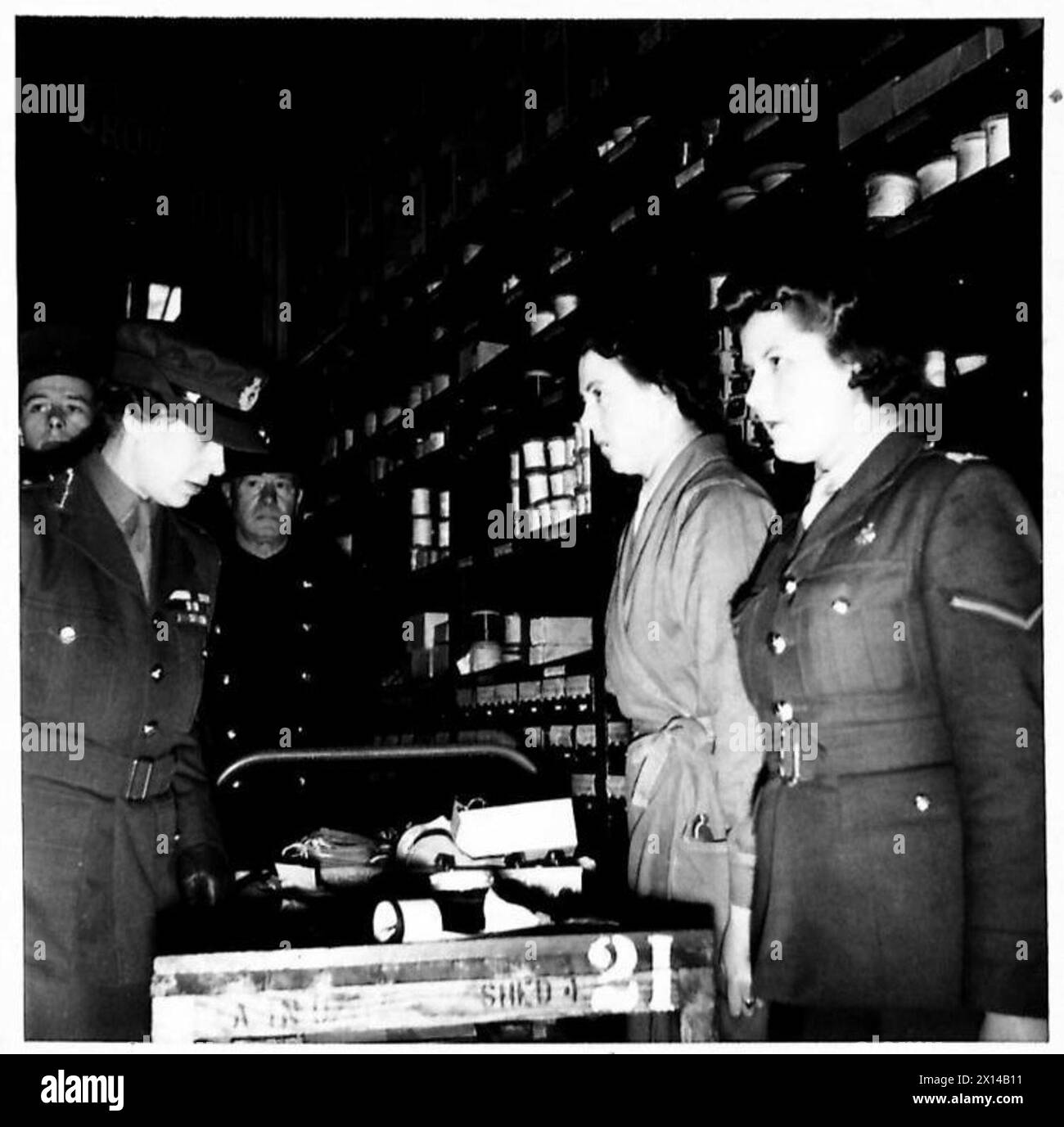 HRH la principessa reale visita un deposito di ordigni e parla con le magazziniere ATS dei loro doveri e delle operazioni di deposito. Foto Stock