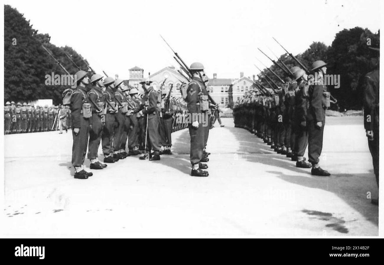 Le reclute del battaglione di addestramento Grenadier Guards sono ispezionate sul campo da parata a Victoria Barracks, Windsor. Foto Stock
