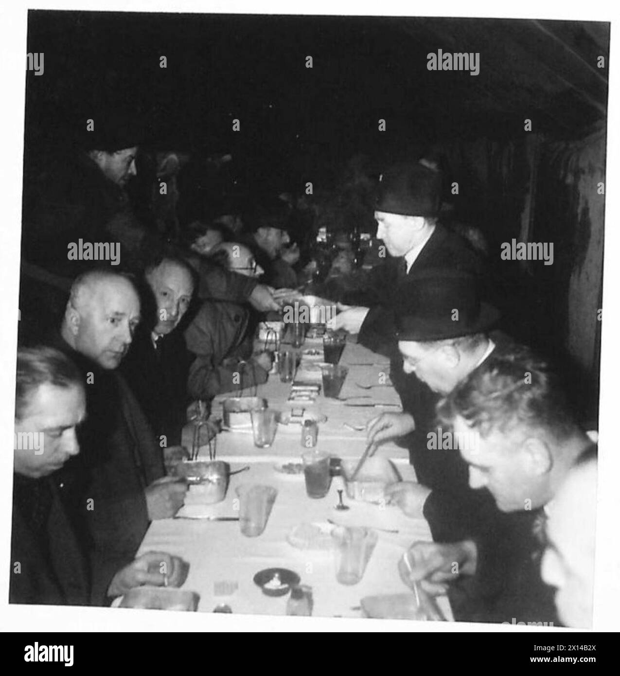 All'aerodromo di Netheravon, i parlamentari hanno campionato il cibo dell'esercito servito in scatole di pasticcio, identiche alle razioni fornite alle truppe del Nord Africa, British Army. Foto Stock