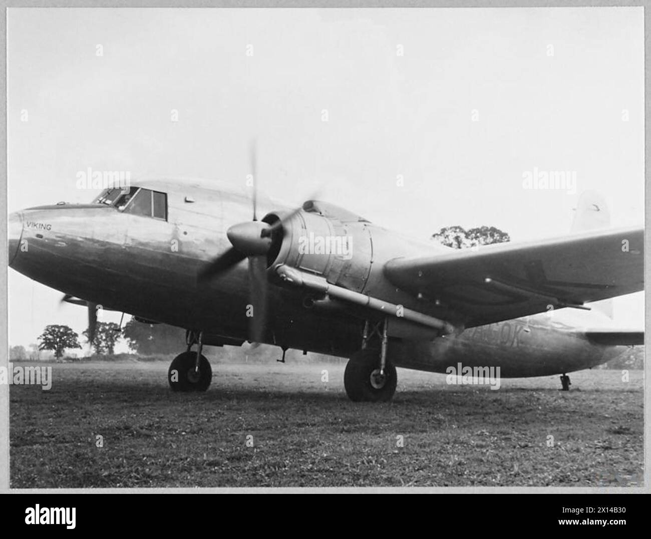 LA MISSIONE AEREA BRASILIANA VISITA LA VICKERS-ARMSTRONG WORKS - 16322 la Vickers 'Viking' arriva a terra dopo la dimostrazione della Royal Air Force Foto Stock