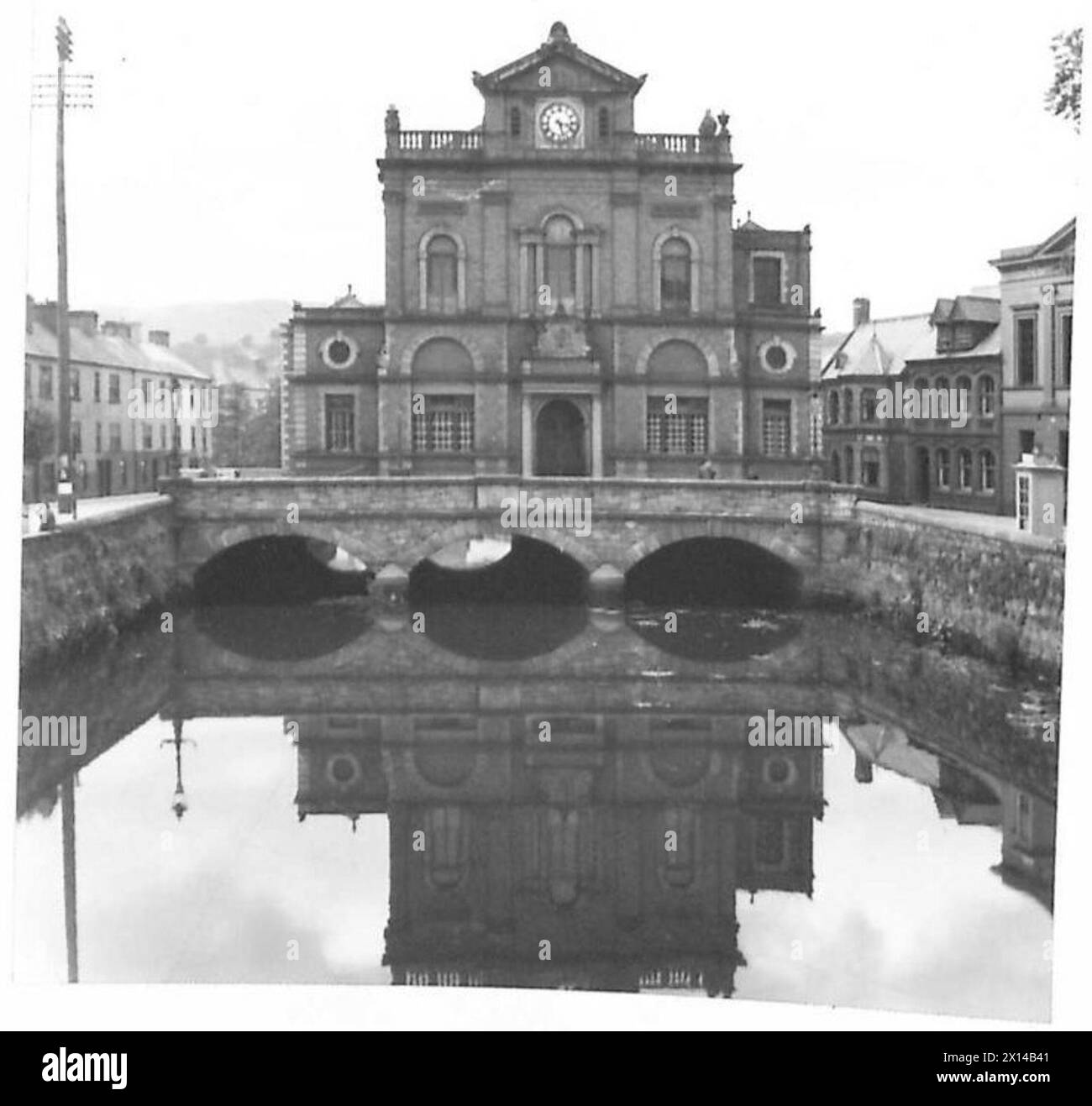 Fotografia del Town Hall Bridge di Newry, che documenta la struttura e l'area circostante durante le attività dell'esercito britannico. Foto Stock