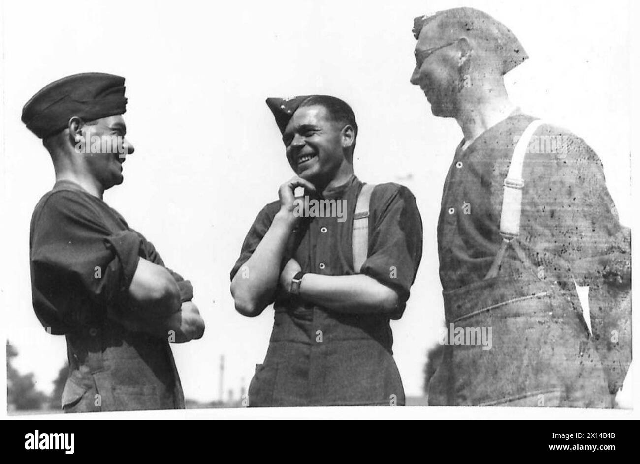 Un portiere, un manager e un altro portiere di una singola azienda contribuiscono alla stessa unità dell'esercito britannico, per un totale di 210 uomini. Foto Stock