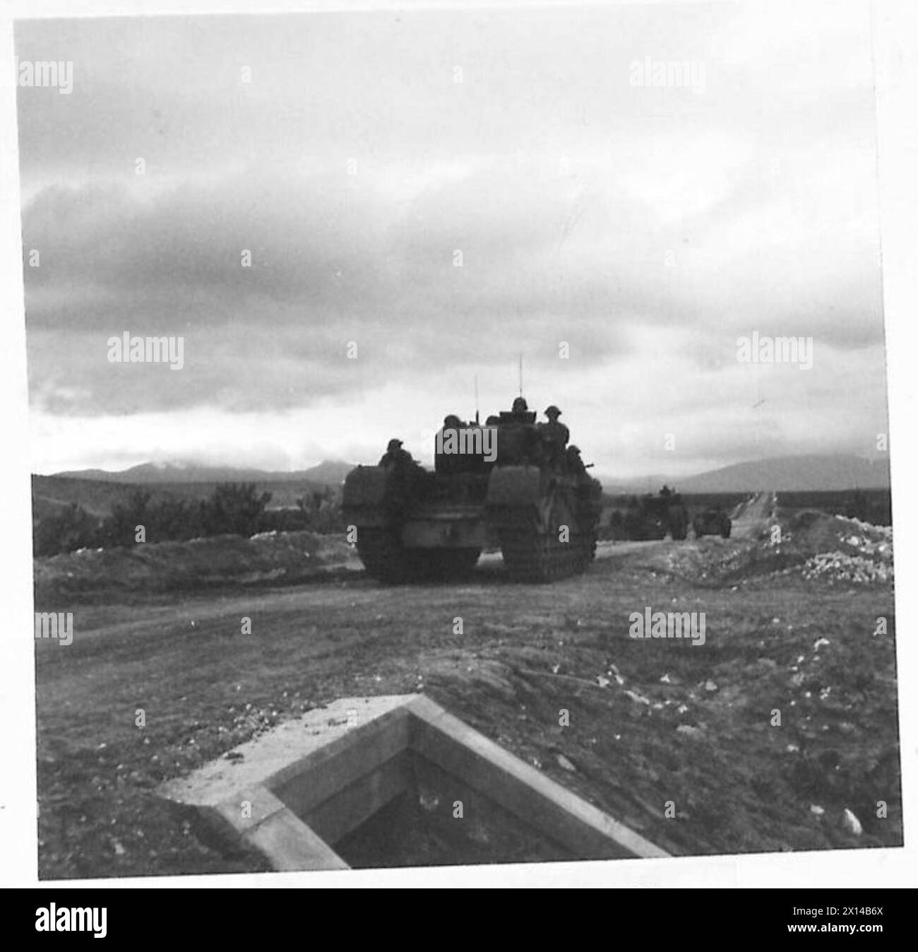 I carri armati Churchill avanzarono nella "terra di nessuno" per la prima volta nella campagna del Nord Africa, con i Royal Engineers aggrappati alla loro corazzatura, l'esercito britannico. Foto Stock