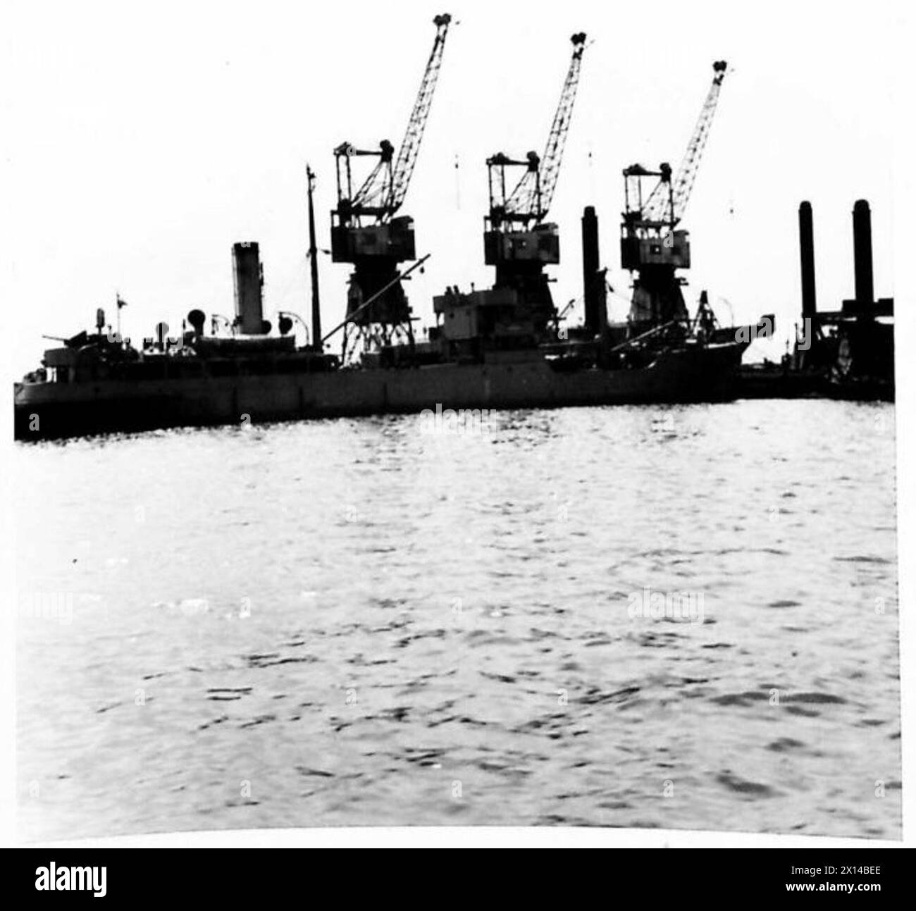 Le fotografie scattate al Marchwood Depot vicino a Southampton mostrano le operazioni per la nave di riparazione del porto n. 975 che coinvolge attività ingegneristiche e logistiche dell'esercito britannico. Foto Stock