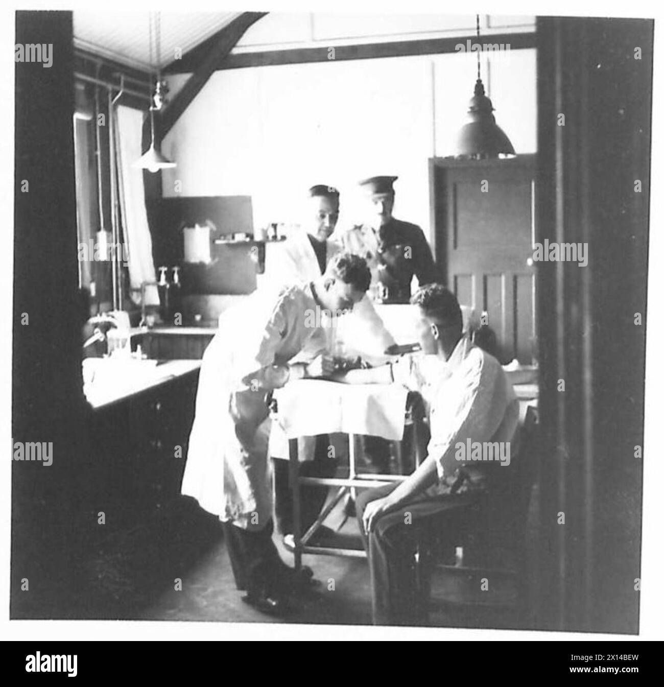 Un paziente riceve un trattamento presso il dipartimento per le malattie veneree dell'ospedale Connaught di Aldershot, parte dei servizi medici dell'esercito britannico. Foto Stock