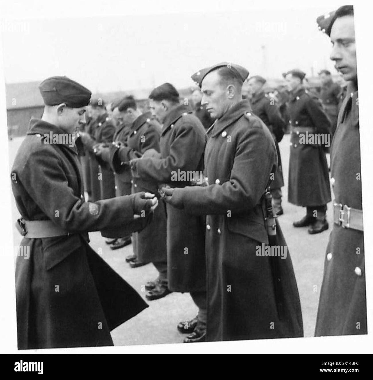 Un sergente maggiore distribuisce shamrock alle truppe dei Royal Irish Fusiliers, British Army. Foto Stock