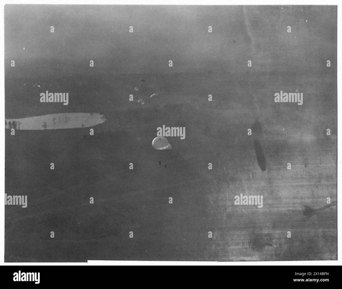 Le truppe di paracadutisti sono trasportate in volo dopo essere uscite da un aereo, conducendo esercitazioni di addestramento aviotrasportato per la preparazione militare. Foto Stock