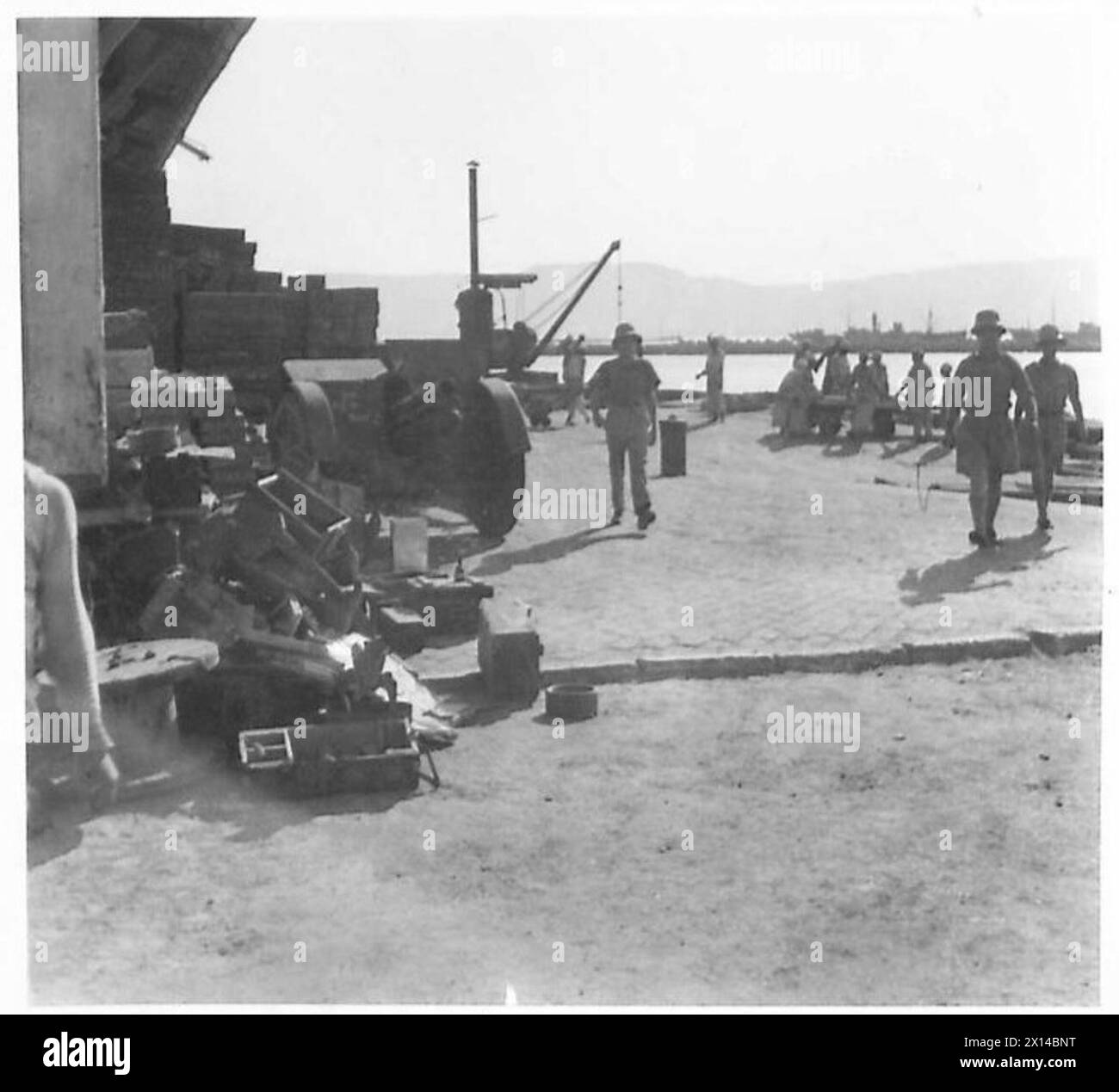 I cannoni e i materiali da guerra britannici vengono scaricati su una banchina del Medio Oriente come parte delle operazioni di rifornimento. Foto Stock