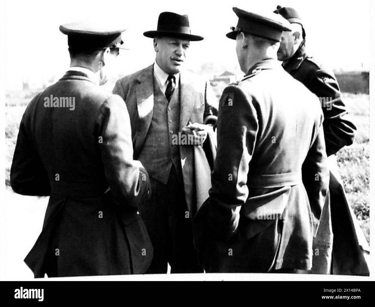 GLI EDITORI DI GIORNALI SCOZZESI GUARDANO LA DIMOSTRAZIONE DI COMANDO AA - il conte di Rosebery che era uno spettatore, chattando con il maggiore generale AM Cameron (a destra) British Army Foto Stock