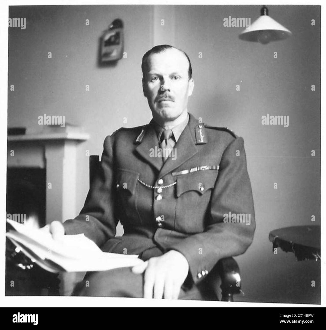 Il maggiore generale W.P.A. Bradshaw, DSO, è raffigurato usando la biblioteca per lo studio o il lavoro amministrativo in una struttura dell'esercito britannico. Foto Stock