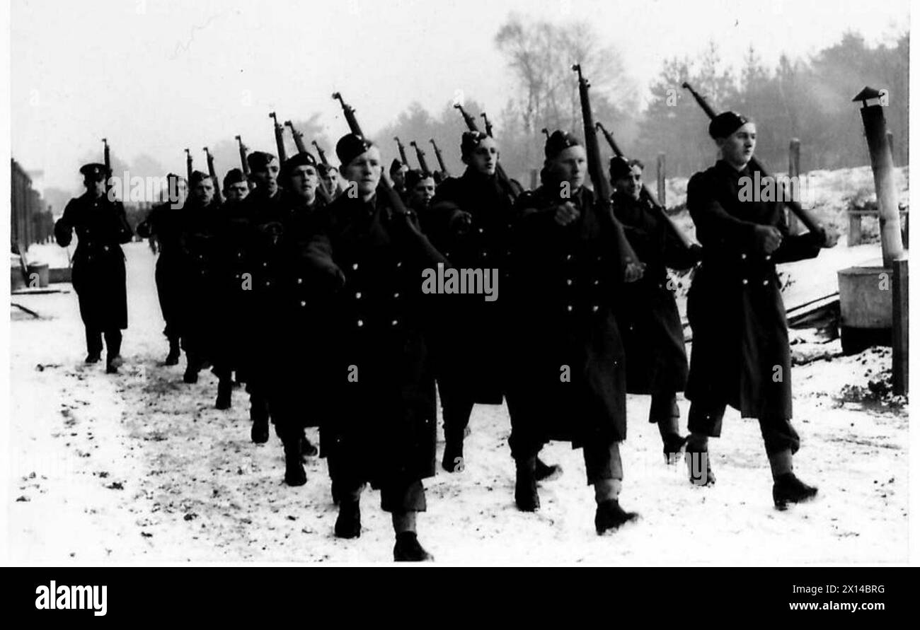 Le reclute del British Army Corps of Military Police eseguono esercitazioni di fucile come parte dei loro esercizi di addestramento di base e disciplina. Foto Stock