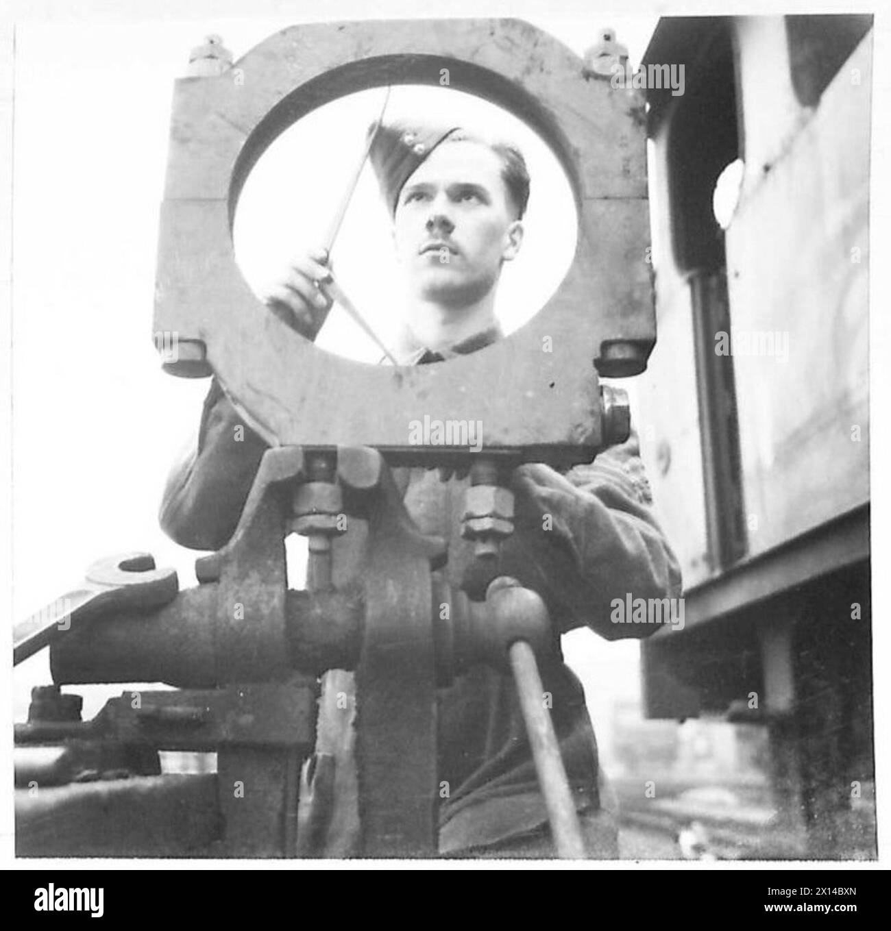 Un sergente dei Royal Engineers ispeziona una cinghia eccentrica su una locomotiva utilizzando pinze durante l'addestramento per l'esercizio ferroviario. Foto Stock