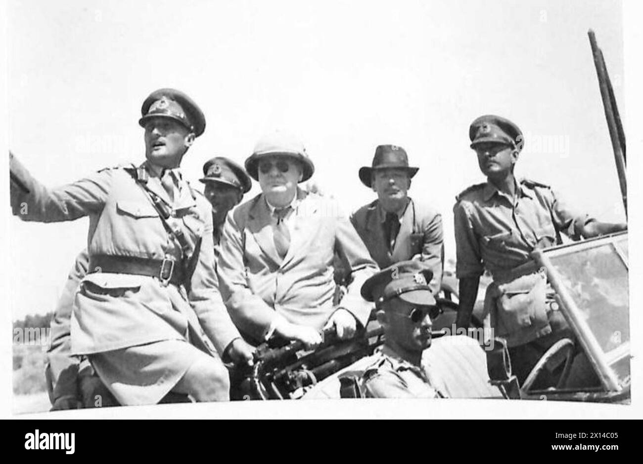 Winston Churchill visita le truppe nordafricane fuori Tunisi, mentre il generale Keightley descrive l'ultimo aereo coinvolto nella battaglia per Tunisi sotto l'esercito britannico. Foto Stock