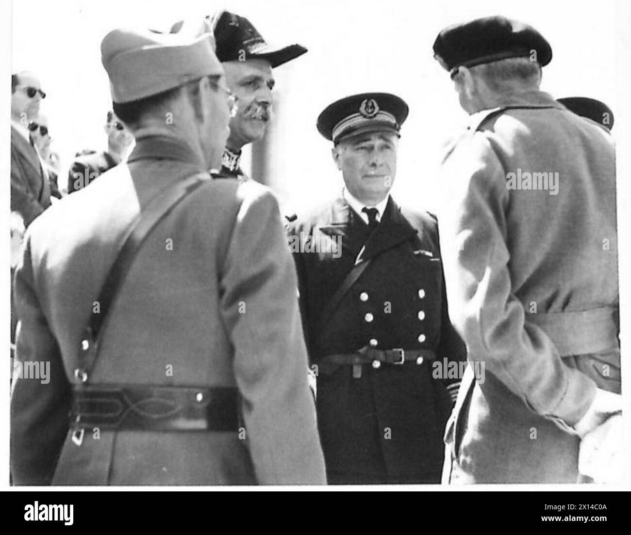 Il generale Montgomery si rivolge agli ufficiali consolari durante un ricevimento a Sousse come parte degli impegni dell'esercito britannico. Foto Stock Il generale Montgomery si rivolge agli ufficiali consolari durante un ricevimento a Sousse come parte degli impegni dell'esercito britannico. Foto Stock