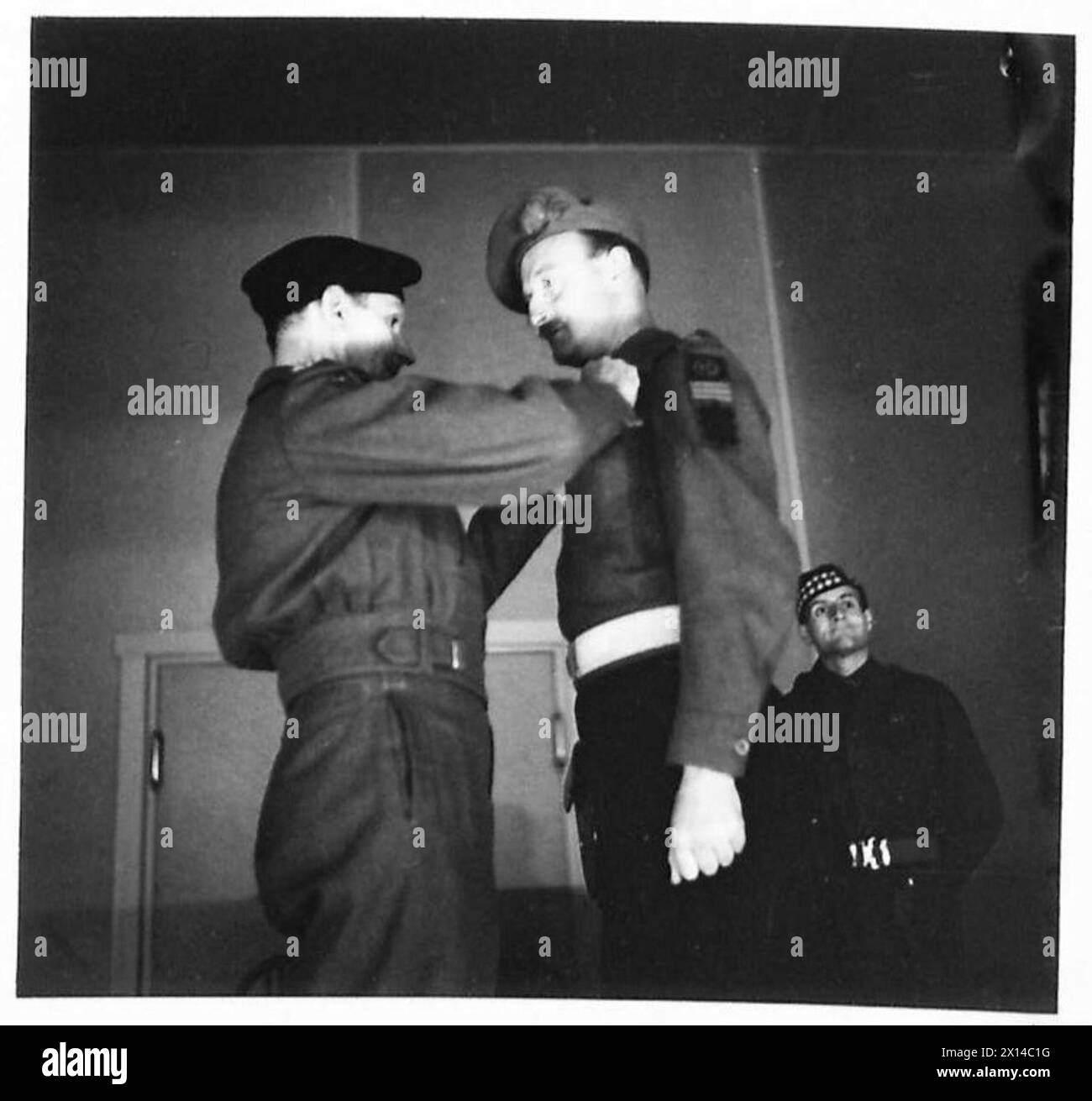 Il maggiore J.M. Davies-Colley di 1 Black Watch riceve la Military Cross e la bar durante un'investitura della 51st Highland Division. Foto Stock