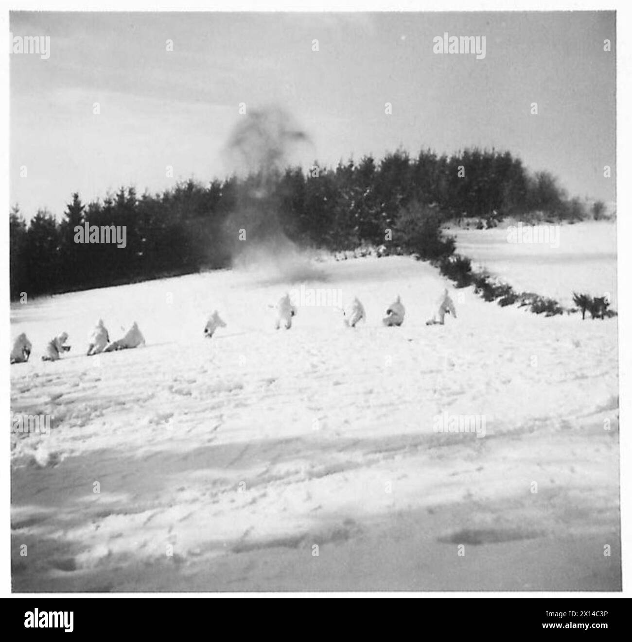 I membri della pattuglia della Air Landing Brigade si tuffano a terra mentre un mortaio esplode nelle vicinanze durante le operazioni di ricognizione, dimostrando British Army, 21st Army Group, esercitazioni sul campo. Foto Stock
