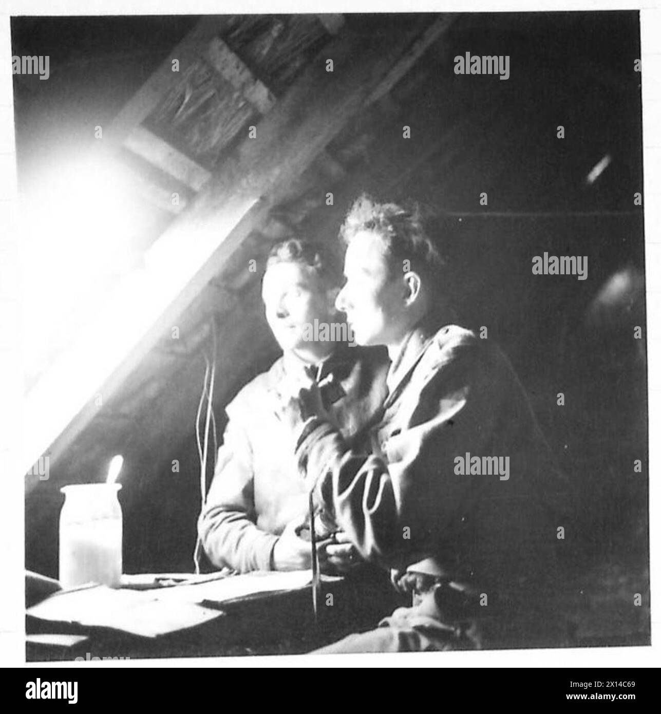 Rifleman E. Willis e L/Cpl. B.J. Smith di H.Q., 2nd Battalion Royal Ulster Rifles, osserva le posizioni nemiche da una postazione di osservazione della riva del Reno, a 400 metri dall'altra parte del fiume. Foto Stock