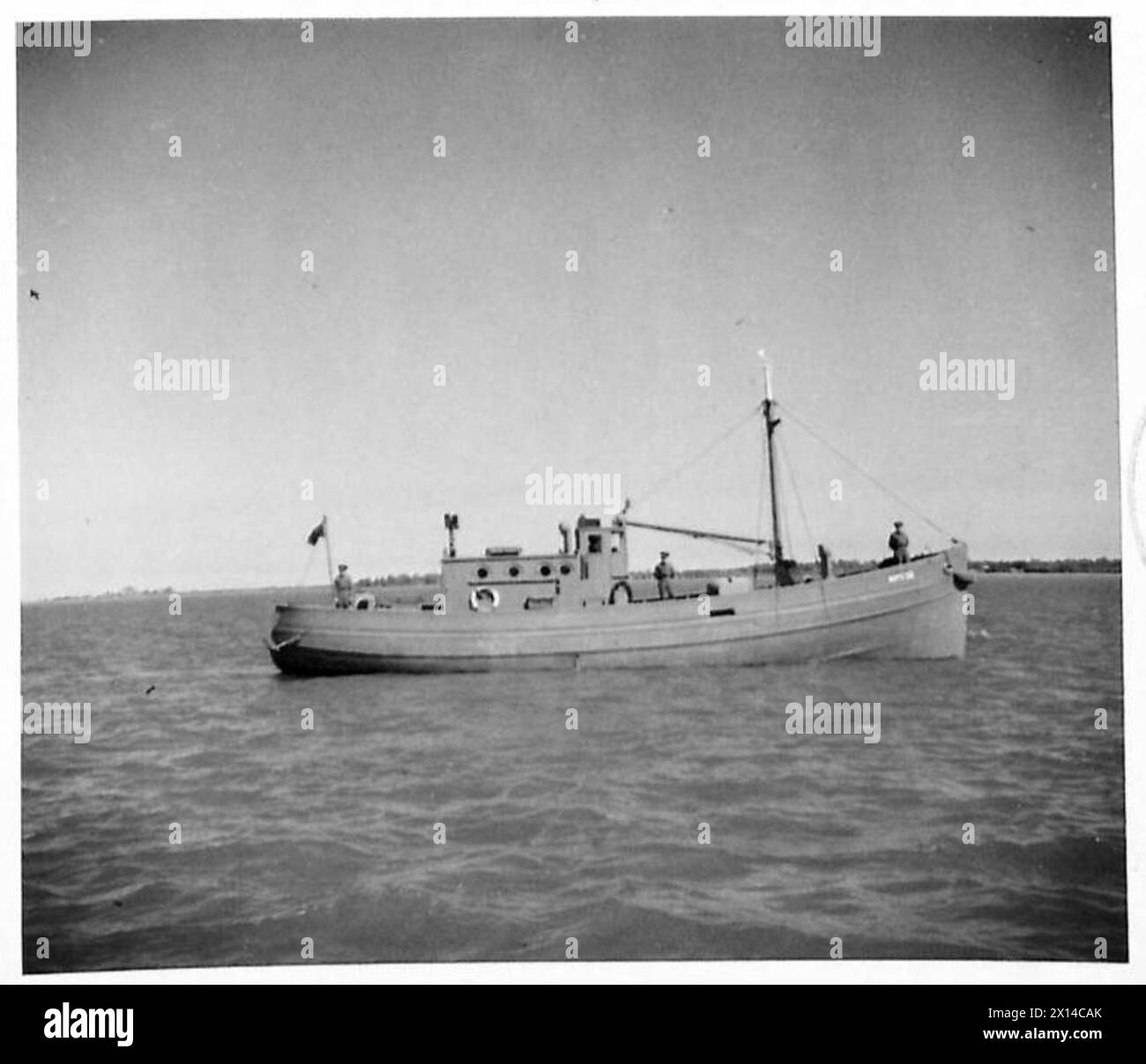 Un peschereccio a motore da 61 piedi è documentato sotto un incarico speciale per lo S.T.I.B. dall'esercito britannico. Foto Stock