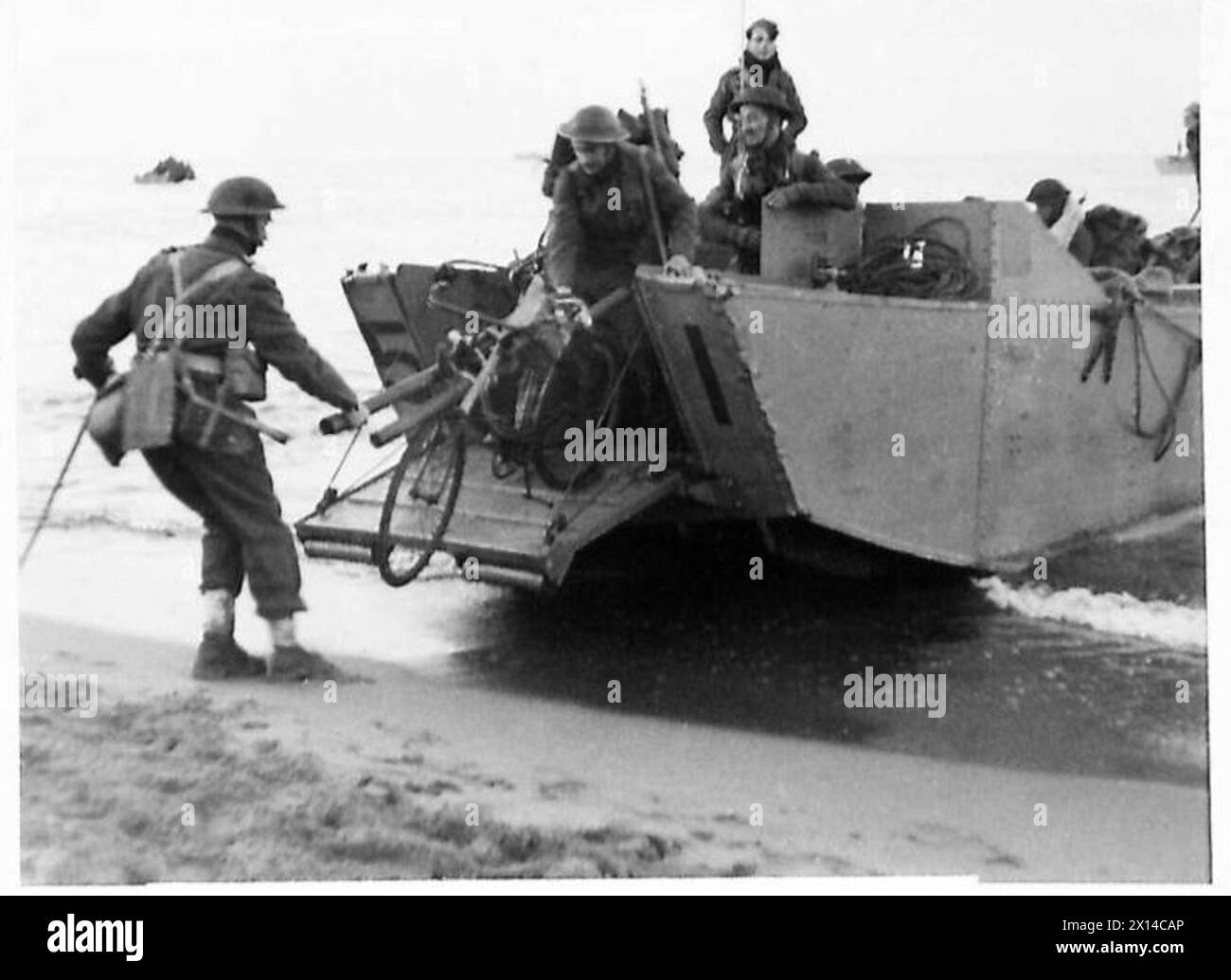 Gli uomini del No. 9 Commando sbarcano con le biciclette durante un nuovo sbarco alleato a sud di Roma in Italia. Foto Stock