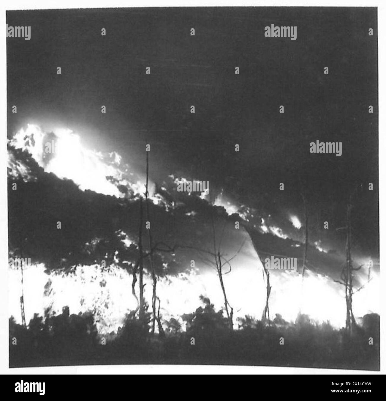 La quinta Armata osserva l'eruzione notturna del Vesuvio, con lava fusa che scorre attraverso la montagna in Italia. Foto Stock