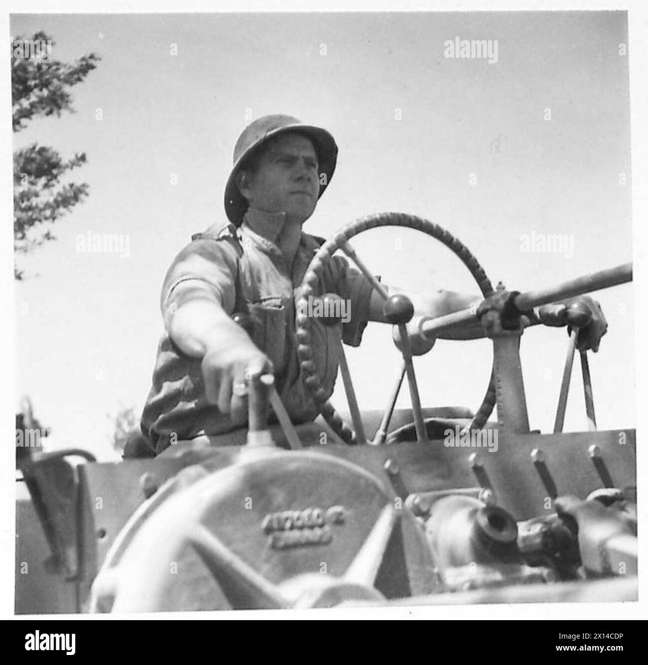 SPR. W. Scherman, un soldato sudafricano, riceve la Medaglia militare per aver riparato una strada attraverso un campo minato in Tunisia nel 1943. Foto Stock