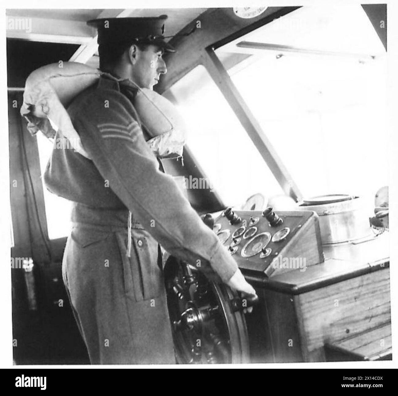Un sergente coxswain mans la timoneria di un'imbarcazione navale dell'esercito britannico durante i compiti operativi. Foto Stock Un sergente coxswain mans la timoneria di un'imbarcazione navale dell'esercito britannico durante i compiti operativi. Foto Stock