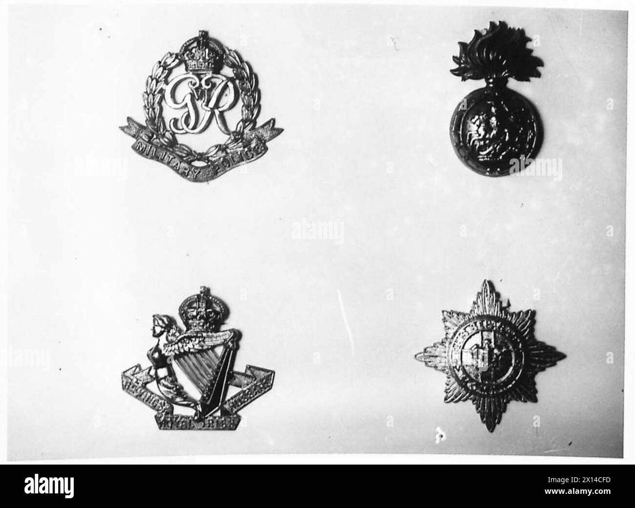 DISTINTIVI E MEDAGLIE DEL REGGIMENTO - corpo di polizia militare. Royanl Northern Fusiliers. 9th King's Royal Irish Rifles. 4th/7th Royal Dragoon Guards British Army Foto Stock