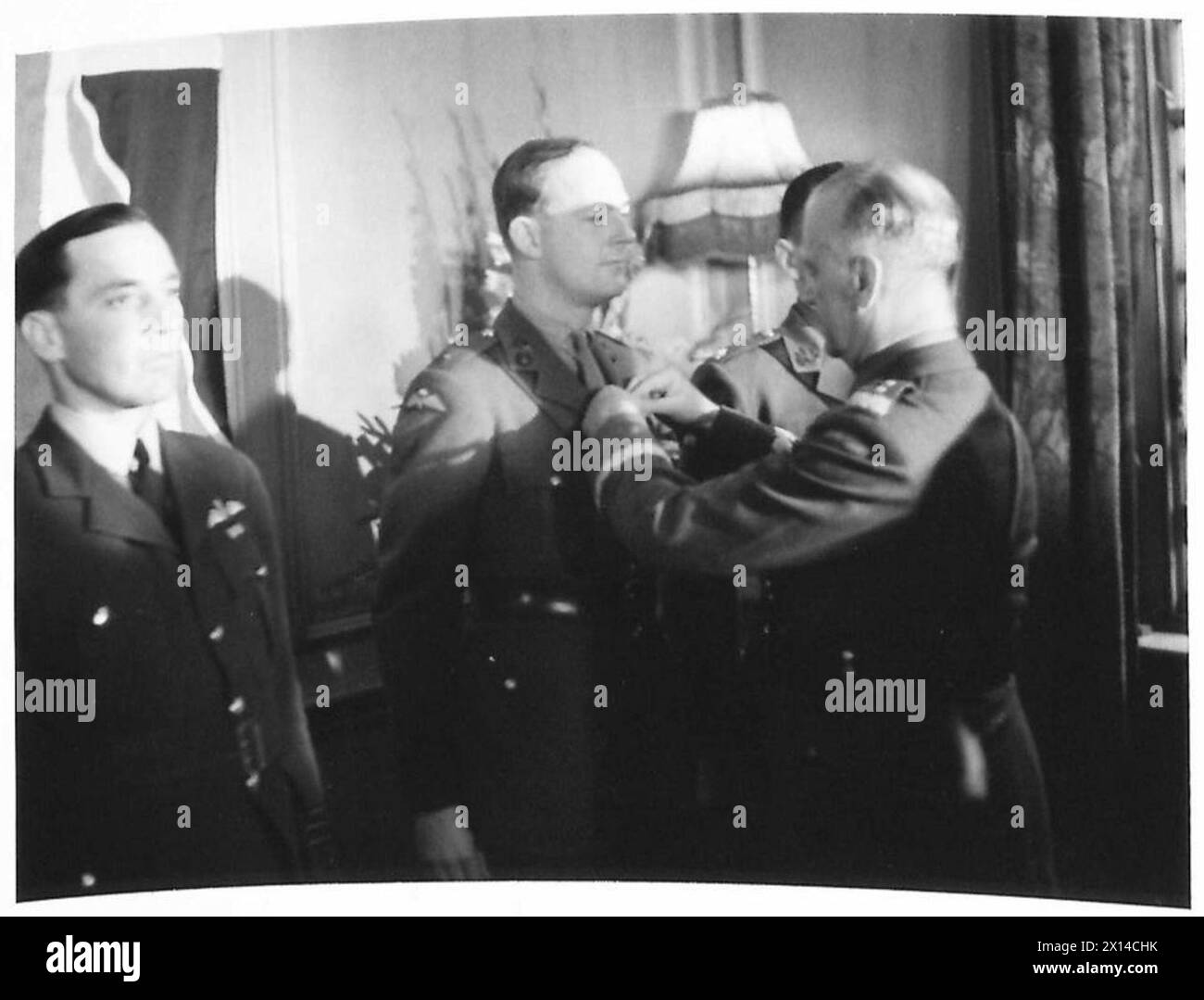 Il generale Sikorsky regala una medaglia al maggiore Peter Alick Wilkinson durante una cerimonia formale, l'esercito britannico Foto Stock