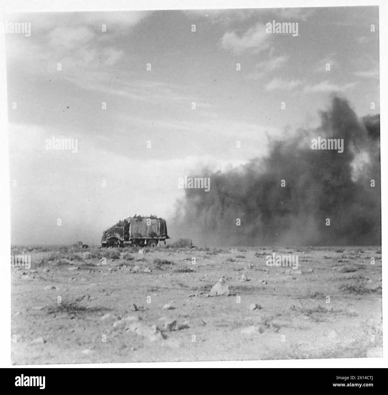 Le fotografie mostrano le conseguenze di una bomba tedesca sganciata da un bombardiere subacqueo nel deserto occidentale durante la seconda guerra mondiale Foto Stock