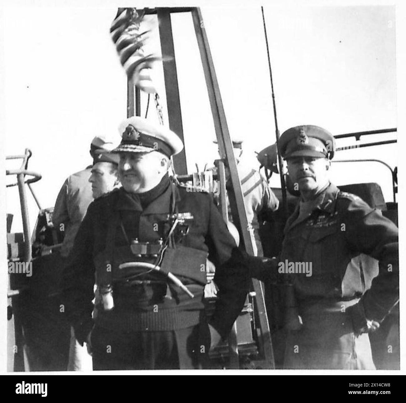 Il generale Sir Harold Alexander e l'ammiraglio Troubridge osservano le operazioni di sbarco alleate a sud di Roma, in Italia, supervisionando il dispiegamento di truppe ed equipaggiamenti. Foto Stock