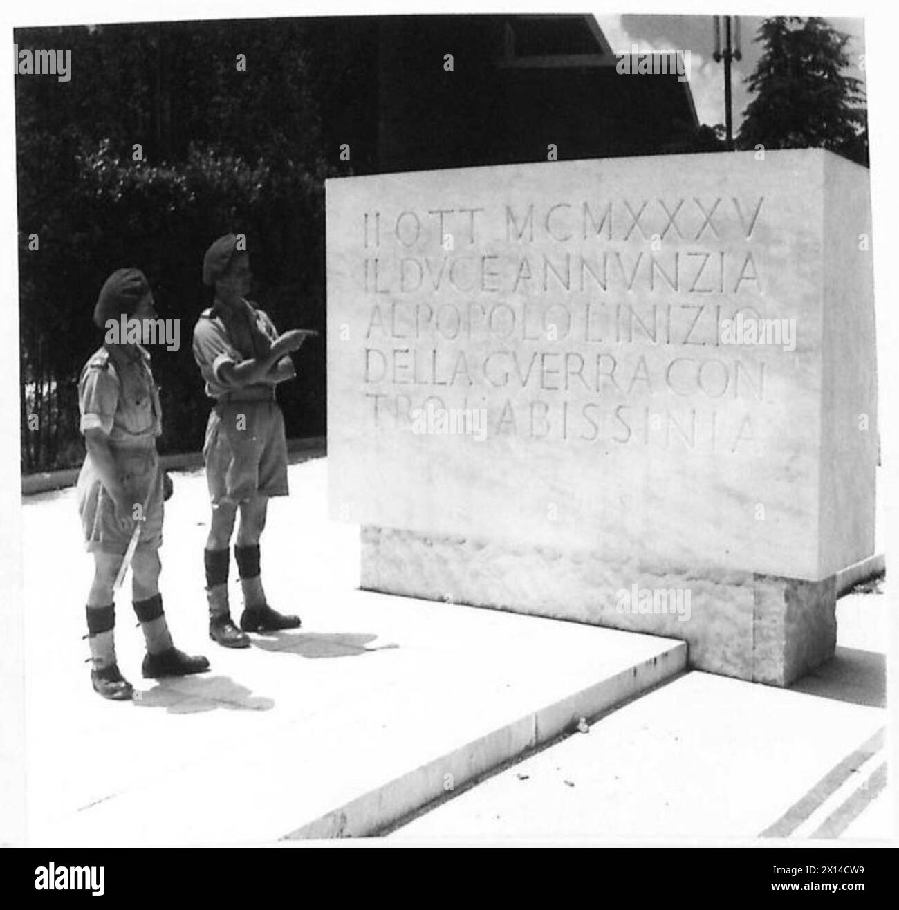 I privati B. Bennett e H. Parker esaminano le iscrizioni commemorative lungo un viale di marmo che conduce dal Monolith Mussolini a Piazzale de Impero nel campo di riposo della Quinta Armata a Roma. Foto Stock