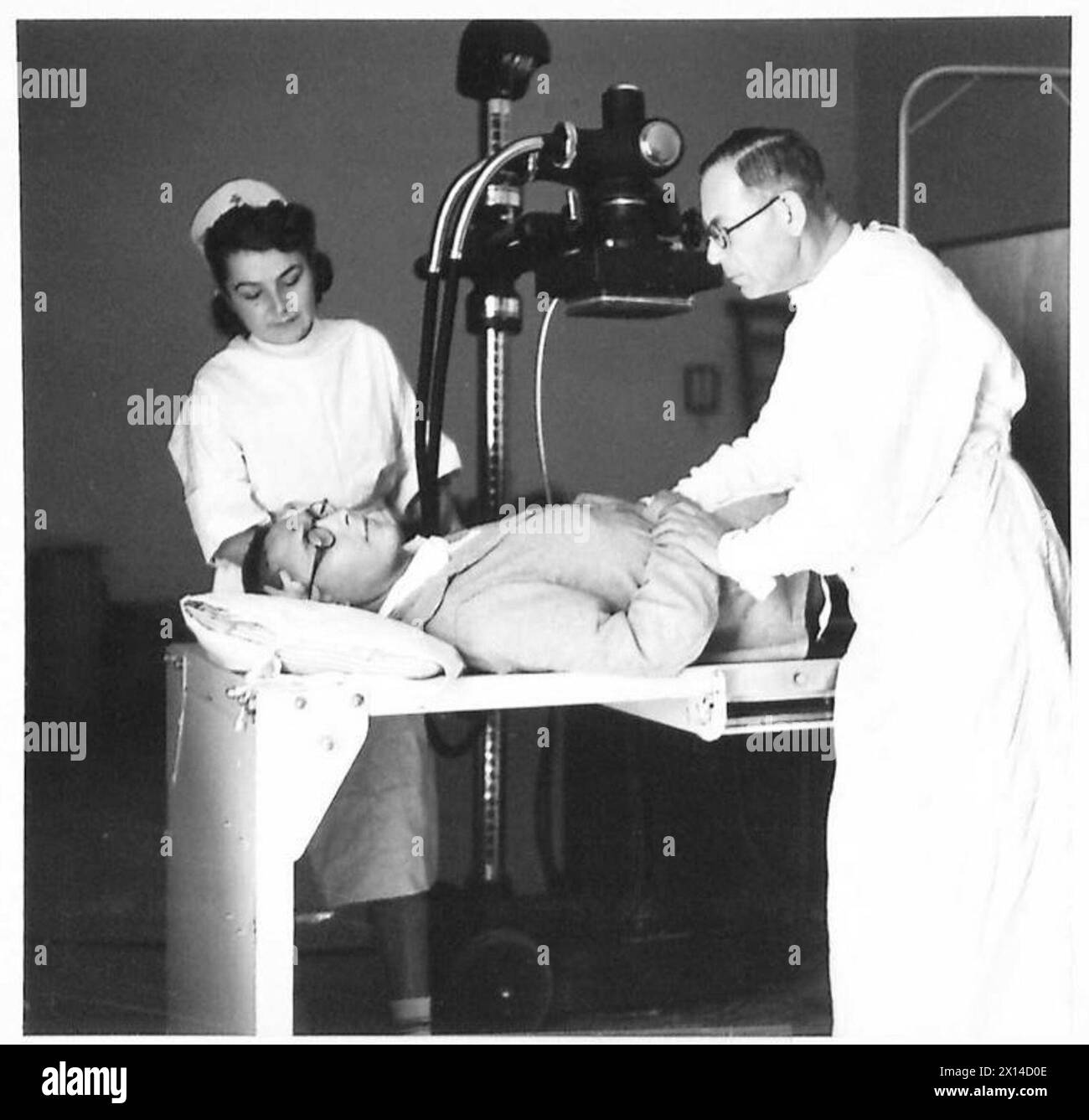 L'ESERCITO POLACCO IN MEDIO ORIENTE, 1942-1943 - Dr Reznikov e sorella Jadwiga Reszczyńska, la sua assistente, X-ray un soldato polacco in ospedale. A Teheran è stata installata un'unità radiologica completa presso l'ospedale polacco della Croce Rossa (Szpital Polskiego Czerwonego Krzyża W Teheranie). Questa unità, anche se non mobile, serve una vasta area del paese circostante. La maggior parte dei pazienti sono polacchi, ma vengono curati anche soldati britannici e indiani. Il radiologo è il Dr. Reznikov (?), che ha avuto 27 anni di esperienza in Europa. Consulente tecnico è il capitano G. G. Macdonald, RAMC. Difficoltà linguistiche in t Foto Stock