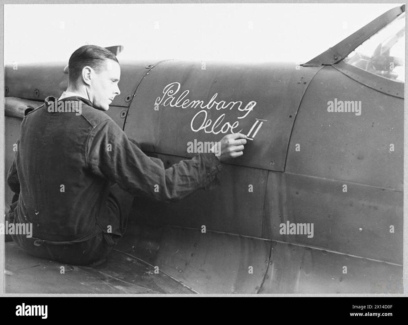 Un aereo da caccia nelle Indie Orientali olandesi mostra la scritta "Palembang Oeloe 22" sulla sua fusoliera durante le operazioni RAF. Foto Stock