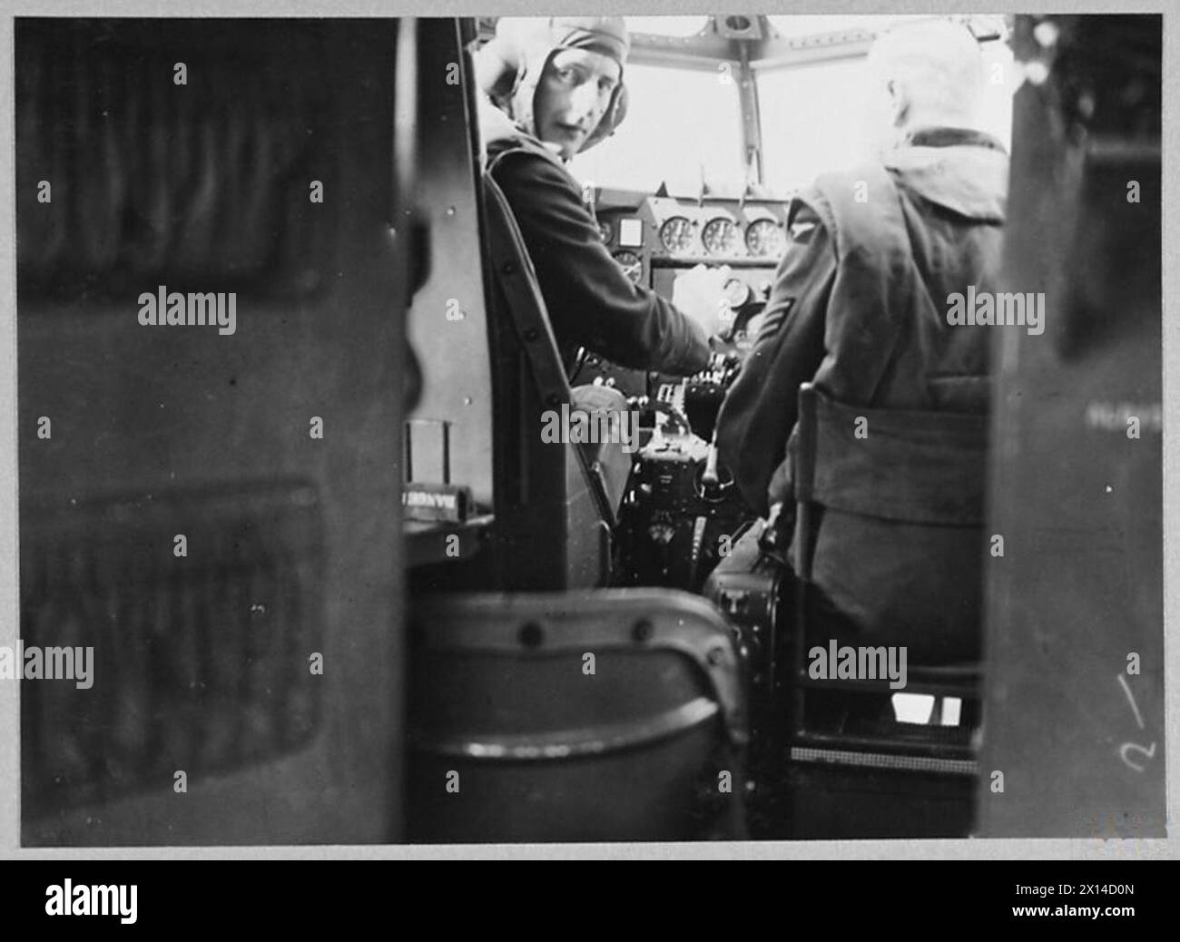 Una vista all'interno della cabina di pilotaggio di un aereo della Royal Air Force mostra i comandi e gli strumenti del pilota utilizzati per le operazioni di volo sul fronte di casa. Foto Stock