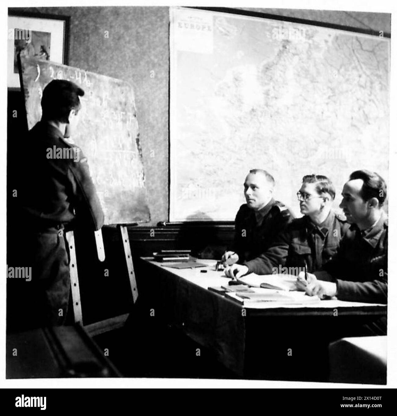 Gli studenti dell'esercito polacco ricevono lezioni da un professore a Newport-on-Tay per prepararsi ai corsi universitari a St Andrews. Su 350 candidati, 100 sono stati selezionati per studi in materie tra cui inglese, scienze politiche, economia, letteratura francese, arti, chimica e ricerca. Foto Stock