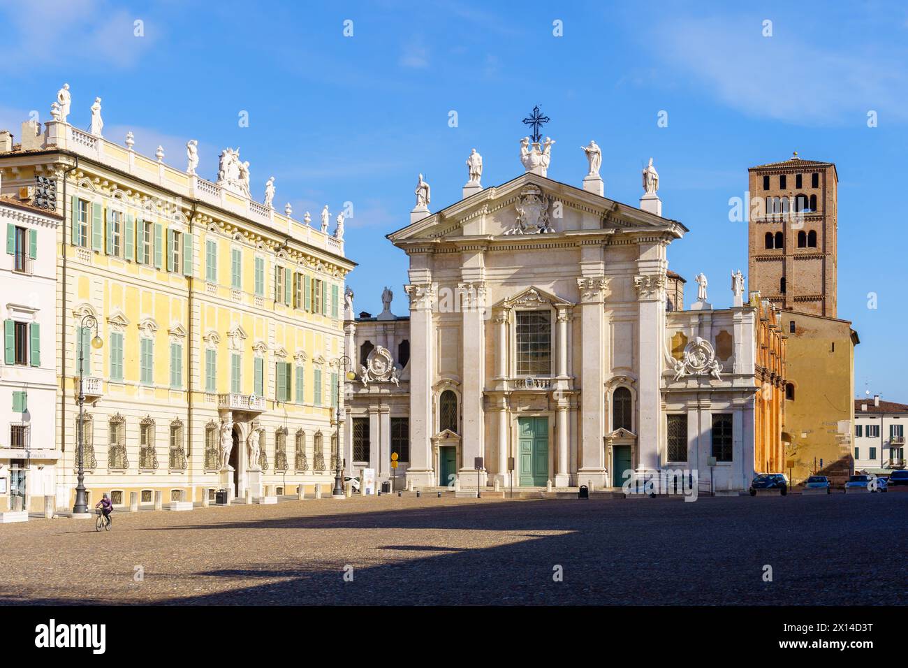 Mantova, Italia - 28 febbraio 2023: Vista su Piazza Sordello, con monumenti e aziende locali, locali e visitatori, a Mantova, Lombar Foto Stock