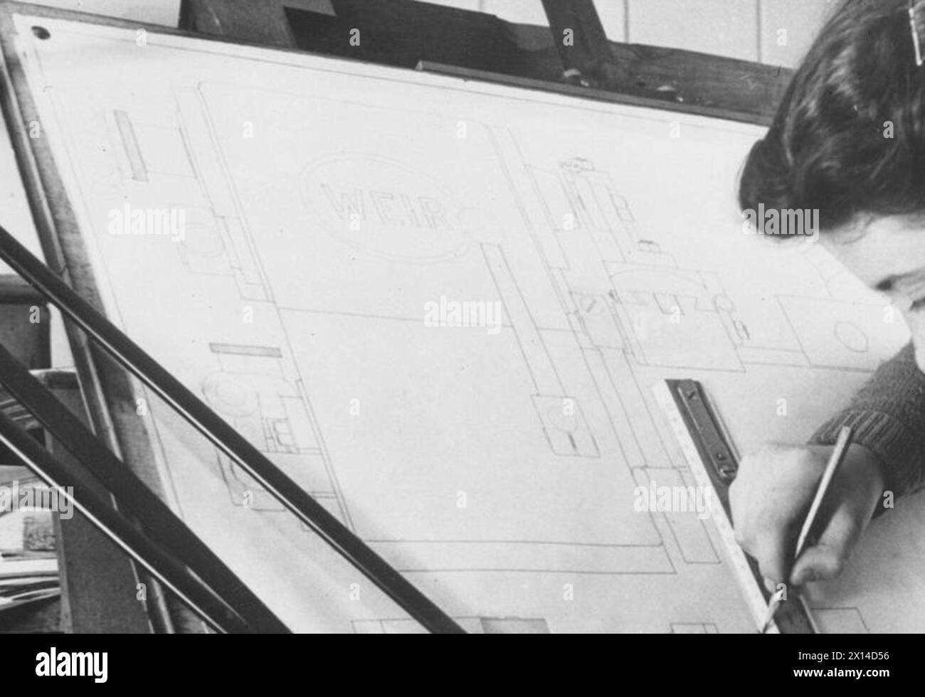 Nel 1942, una lavoratrice di guerra in Gran Bretagna utilizza una macchina da disegno Movita per tracciare i piani ingegneristici in una fabbrica, supportando la produzione in tempo di guerra. Foto Stock Nel 1942, una lavoratrice di guerra in Gran Bretagna utilizza una macchina da disegno Movita per tracciare i piani ingegneristici in una fabbrica, supportando la produzione in tempo di guerra. Foto Stock