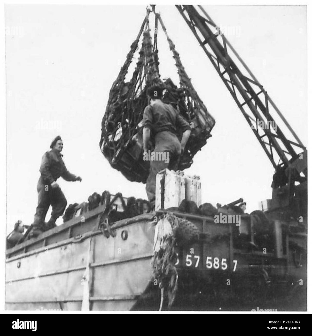 La Dukws opera nel porto di Mulberry B movimentando circa 2.700 tonnellate al giorno, effettuando operazioni di carico e scarico per le operazioni dell'esercito britannico, 21st Army Group. Foto Stock