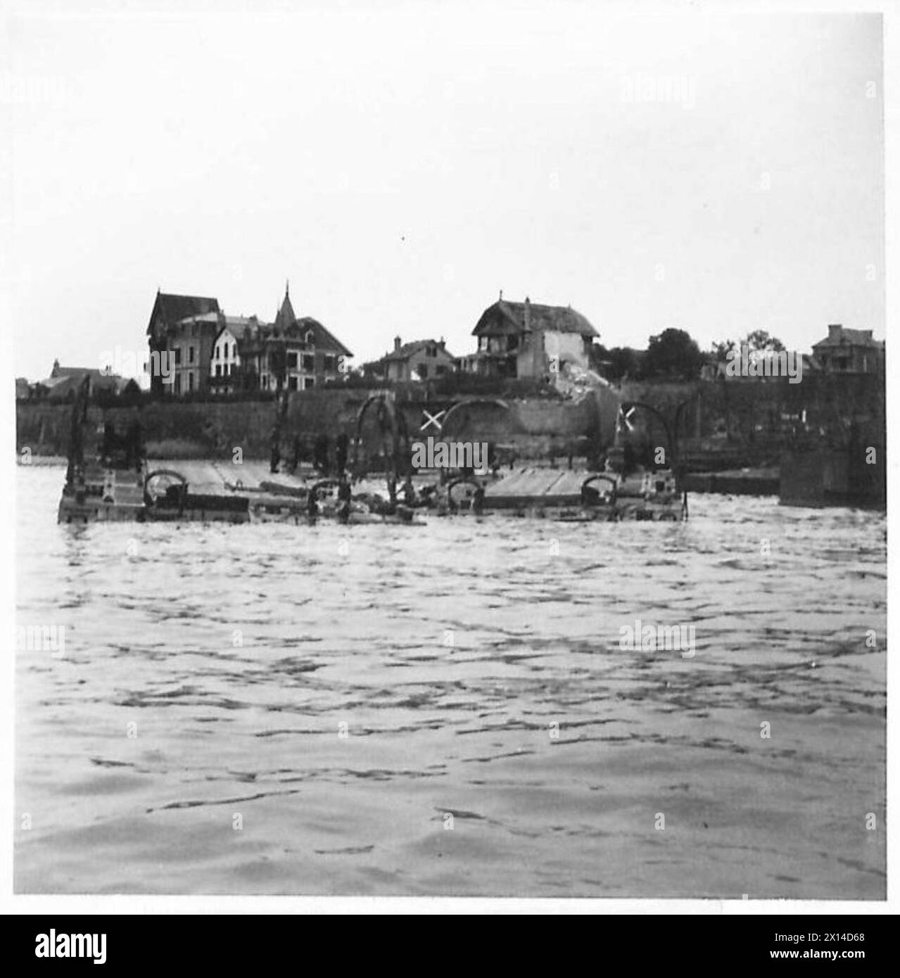 L'esercito britannico del 21st Army Group costruì un porto galleggiante ad Arromanches, in Normandia, anche se le attrezzature e le navi furono danneggiate da una tempesta. Foto Stock