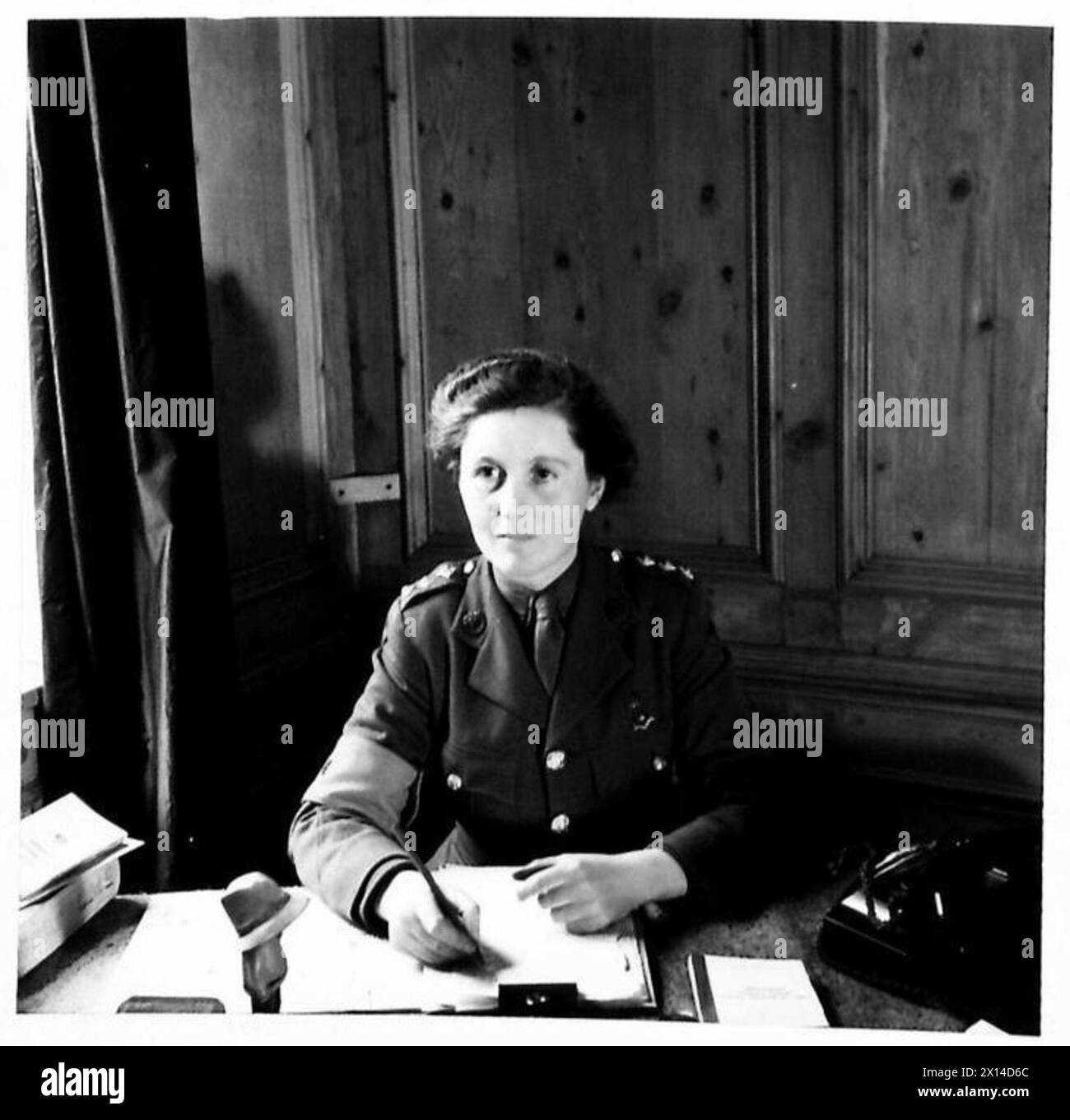 Il comandante Jill MacDermot guidò la polizia militare ATS a Londra. Nata in Malesia nel 1915, si è formata al Liverpool Physical Training College e ha lavorato come istruttrice di allenamento fisico in scuole e istituti serali per quattro anni prima di entrare a far parte dell'ATS nel novembre 1939 come impiegata. Foto Stock
