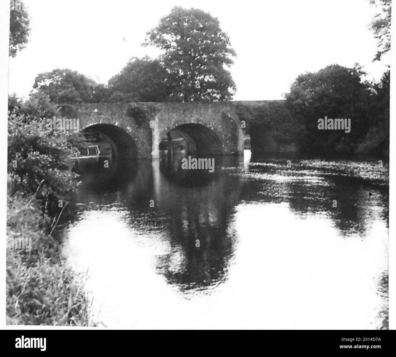 Un ponte in Irlanda del Nord è osservato dall'approccio occidentale, sotto la supervisione dell'esercito britannico. Foto Stock Un ponte in Irlanda del Nord è osservato dall'approccio occidentale, sotto la supervisione dell'esercito britannico. Foto Stock