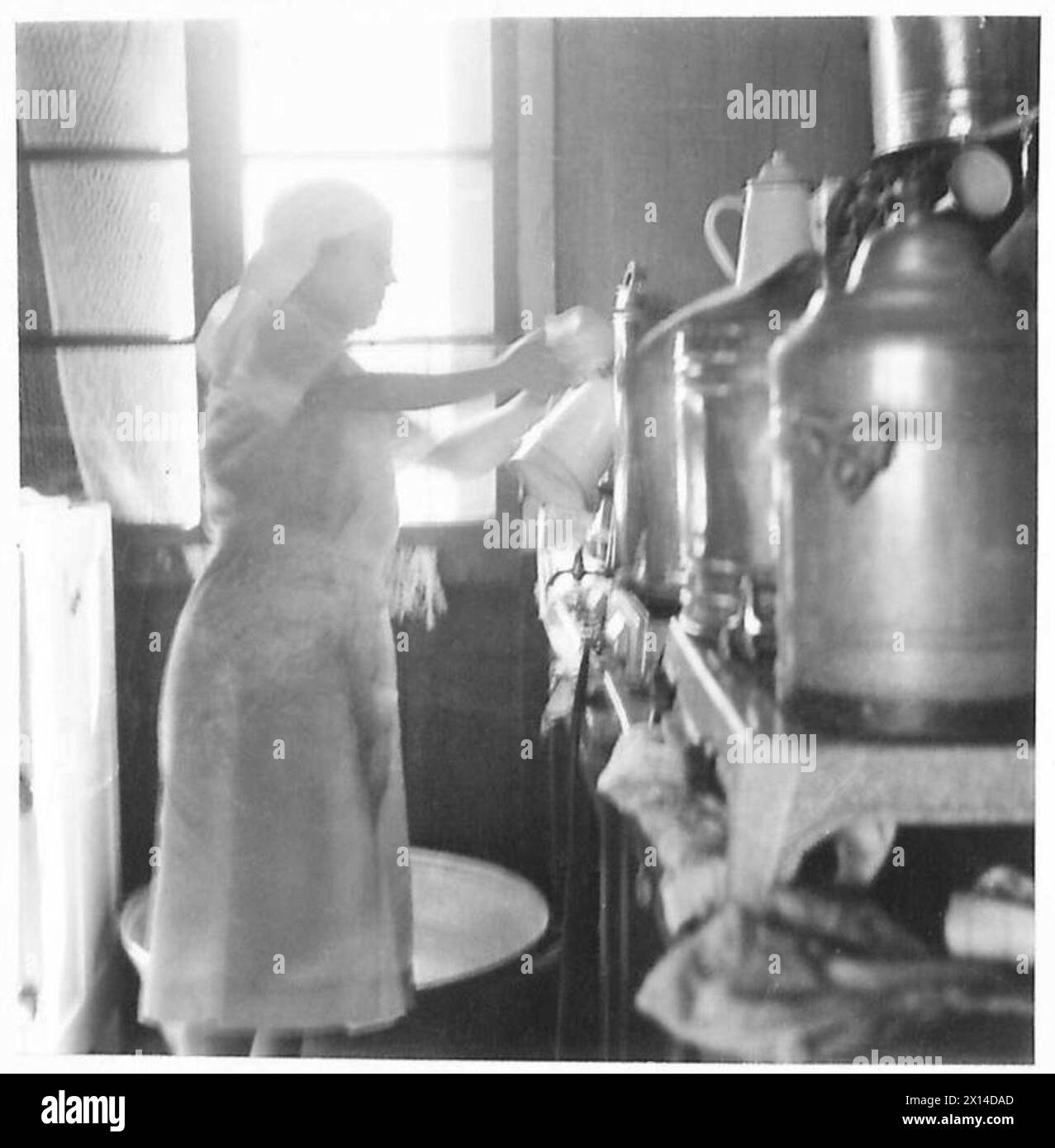 I volontari preparano tè e bevande presso una mensa a lato della banchina per soldati e personale nelle aree portuali. Foto Stock