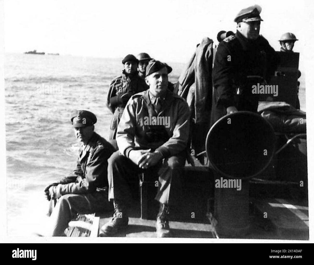 Il generale Alexander e l'ammiraglio Troubridge sbarcano durante un nuovo sbarco alleato a sud di Roma. Foto Stock